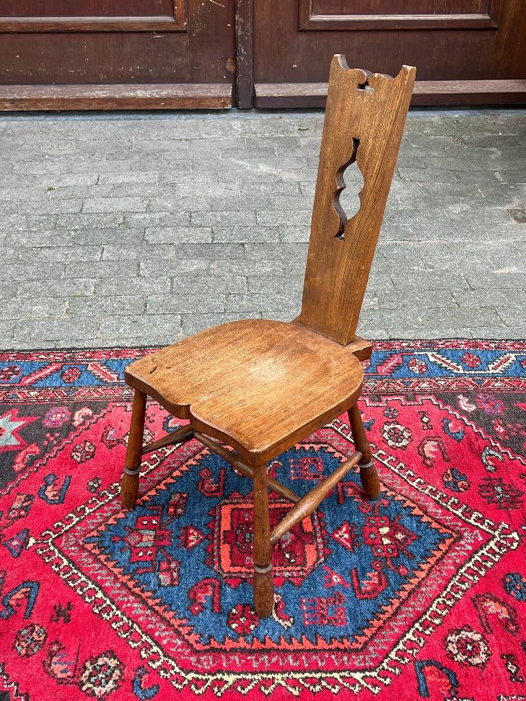 Vintage brutalist eikenhout laag stoeltje antiek, Antiek en Kunst, Antiek | Meubels | Stoelen en Banken, Ophalen of Verzenden