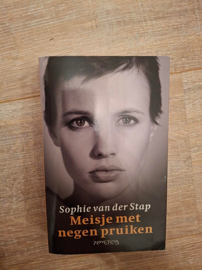 Sophie van der Stap - Meisje met negen pruiken, Ophalen of Verzenden, Zo goed als nieuw, Sophie van der Stap