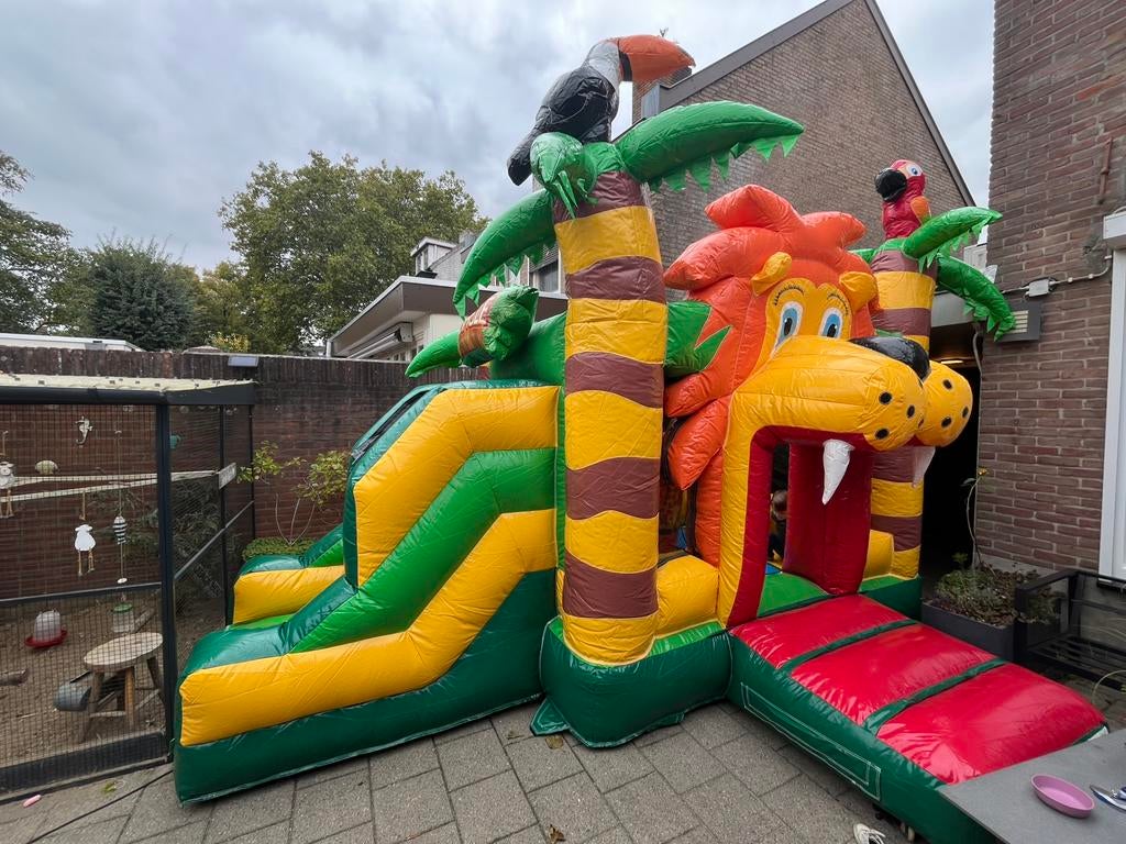 Springkussen Jungle & Slide XL Tilburg, Goirle, Diessen,, Hobby en Vrije tijd, Feestartikelen | Verhuur, Ophalen, Zo goed als nieuw