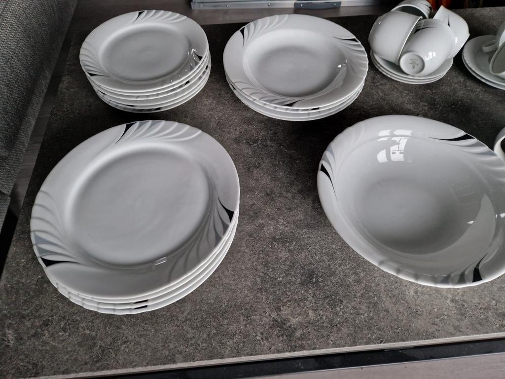 wit servies  met streepjes grijs/ zwart, Antiek en Kunst, Antiek | Servies compleet, Ophalen of Verzenden