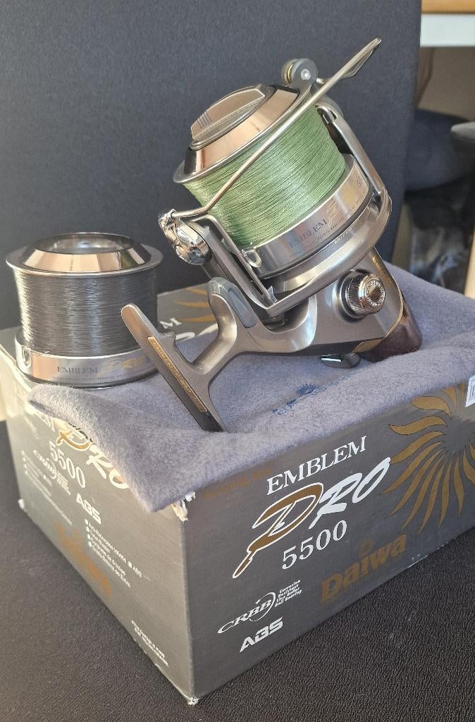 Daiwa Emblem Pro 5500 + extra spoel - nette staat, Ophalen of Verzenden, Gebruikt, Molen
