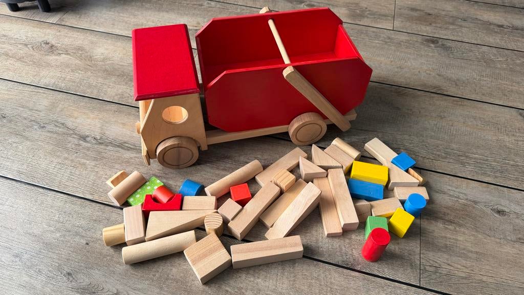Houten kiepwagen met blokken - Duurzaam speelplezier, Ophalen, Zo goed als nieuw, Rij- of Hobbelspeelgoed