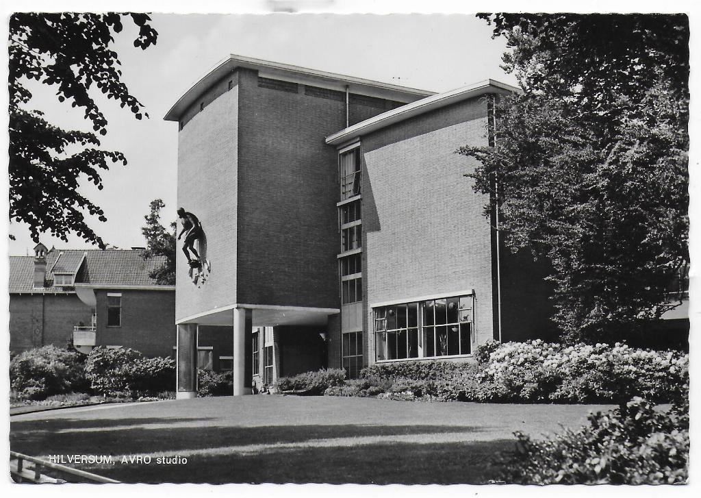 Hilversum AVRO Studio Ongelopen Ansichtkaart (B4771 ), Ophalen of Verzenden, 1980 tot heden, Gelopen, Noord-Holland