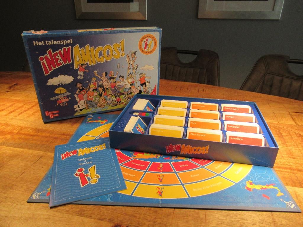 ALS NIEUW Spel New Amigos - Nederlands / Italiaans, Hobby en Vrije tijd, Gezelschapsspellen | Bordspellen, Ophalen of Verzenden
