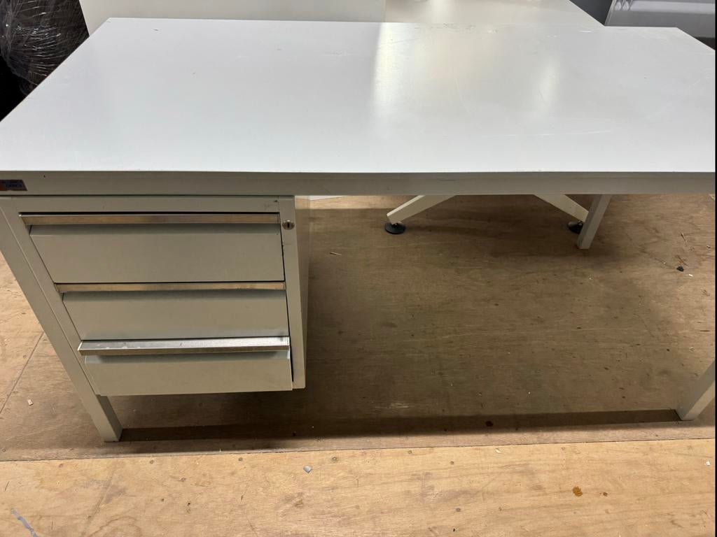 Metalen bureau, met 3 lades en slot, Ophalen, Zo goed als nieuw