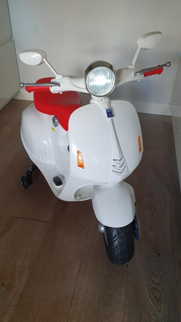 Vespa speelgoed scooter op accu met geluid, radio en licht, Ophalen, Zo goed als nieuw, Overige typen