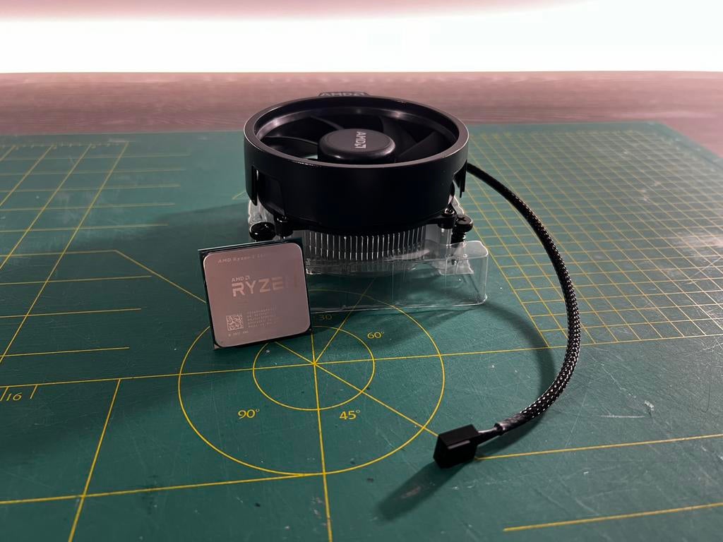 AMD Ryzen 5 2600 CPU met nieuwe cooler, Computers en Software, Processors, Ophalen of Verzenden, Zo goed als nieuw, 6-core, 3 tot 4 Ghz