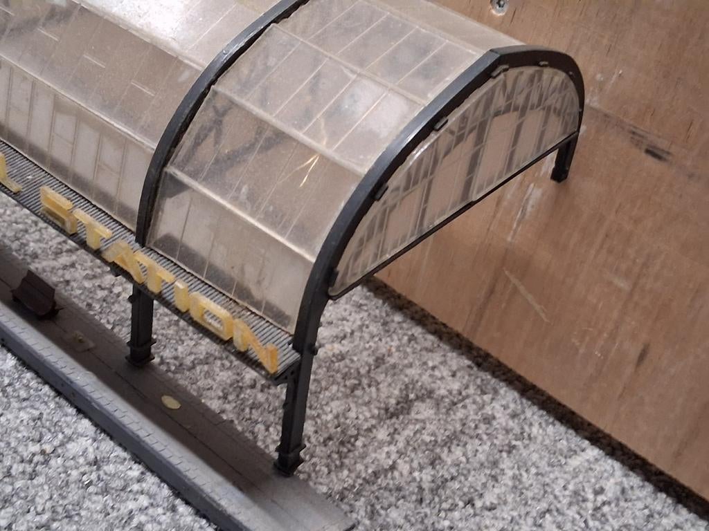 Perron overkapping met verlichting N-spoor, Hobby en Vrije tijd, Modeltreinen | N-Spoor, Overige merken, Gebruikt, Gelijkstroom