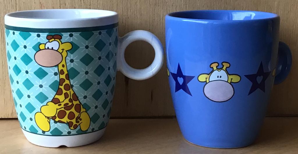 Leendert Jan Vis senseo mok met Olaf giraf (2x) - ZGAN, Ophalen of Verzenden, Zo goed als nieuw, Overige stijlen, Kop(pen) en/of Schotel(s)