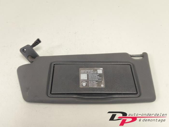 Zonneklep van een Opel Astra