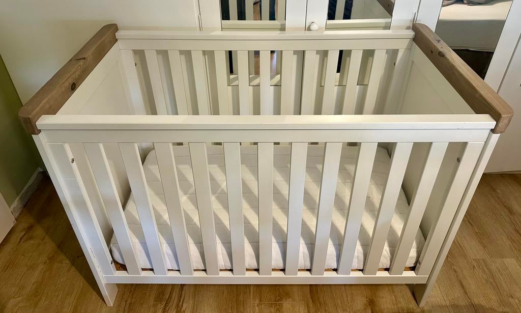 Kidsmill Savigno Ledikant incl matras en beddengoed!, Ophalen, Zo goed als nieuw, Ledikant