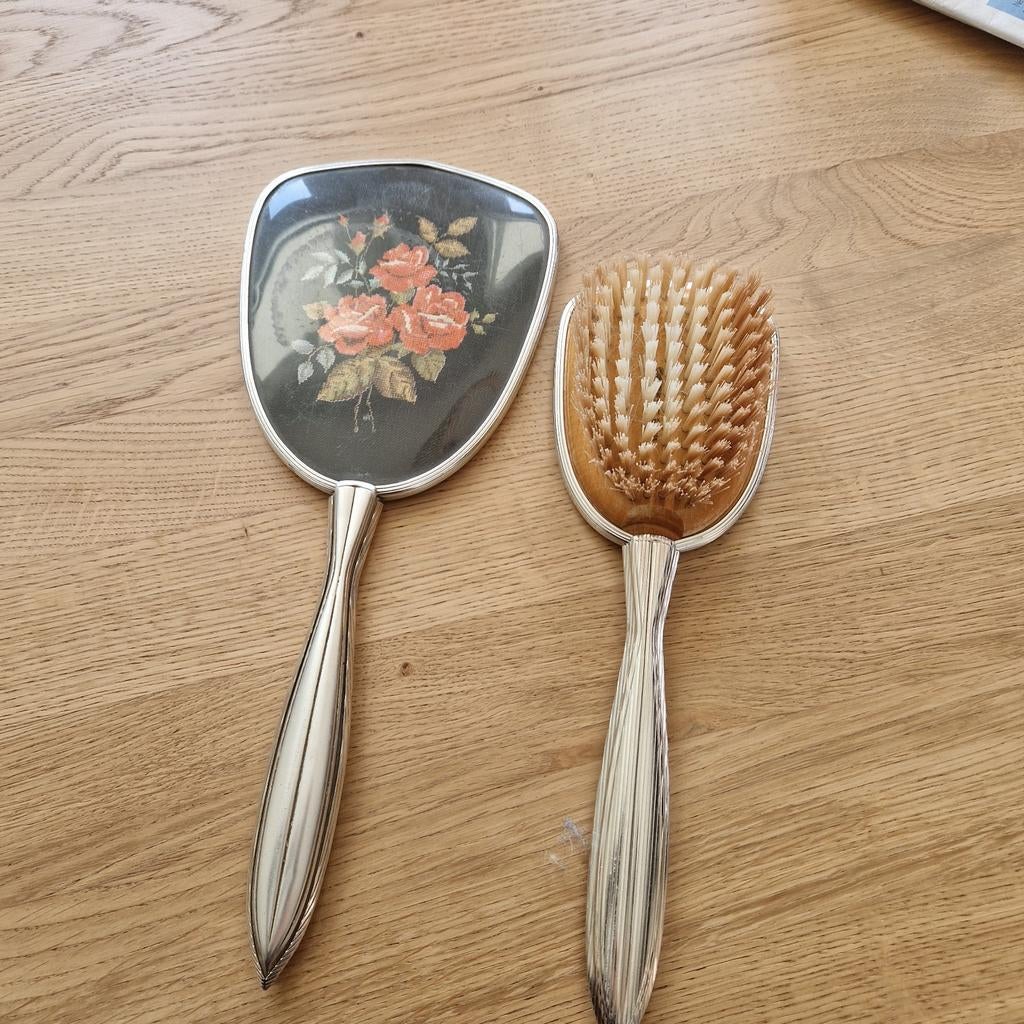 Kapset, handspiegel en borstel, Ophalen, Overige materialen