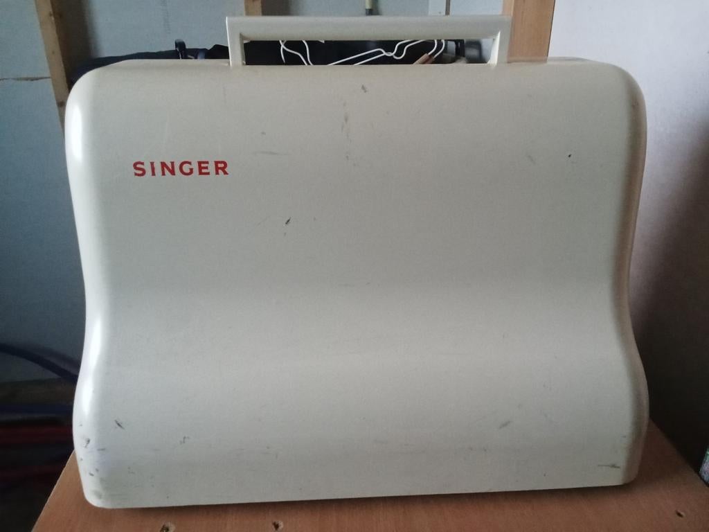 Singer Naaimachine - Wit, Gebruikt, Hobby en Vrije tijd, Naaimachines en Toebehoren, Ophalen, Gebruikt, Naaimachine, Singer
