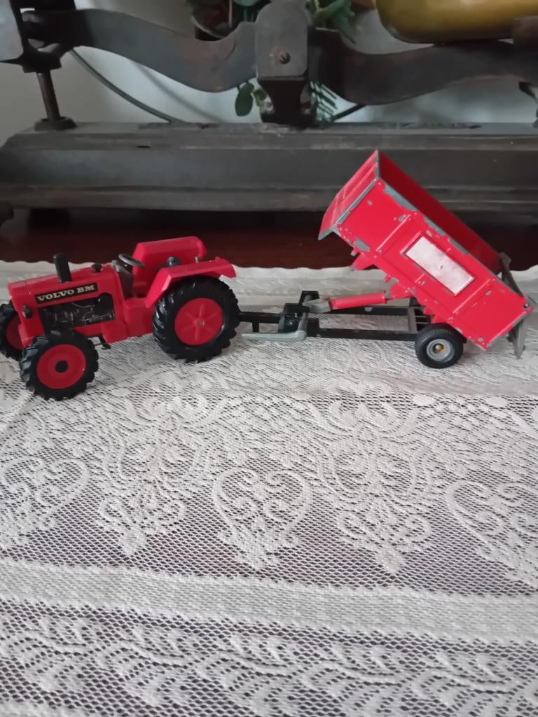 Miniatuur trekker Volvo BM en wagen. Britains, Ophalen of Verzenden, Groter dan 1:32, Overige merken