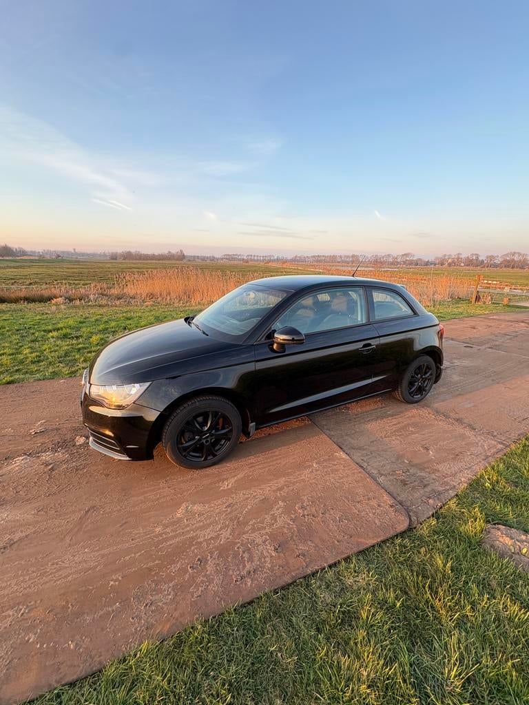 Audi A1 2011 Zwart, Auto's, Voorwielaandrijving, Euro 5, Stof, Zwart