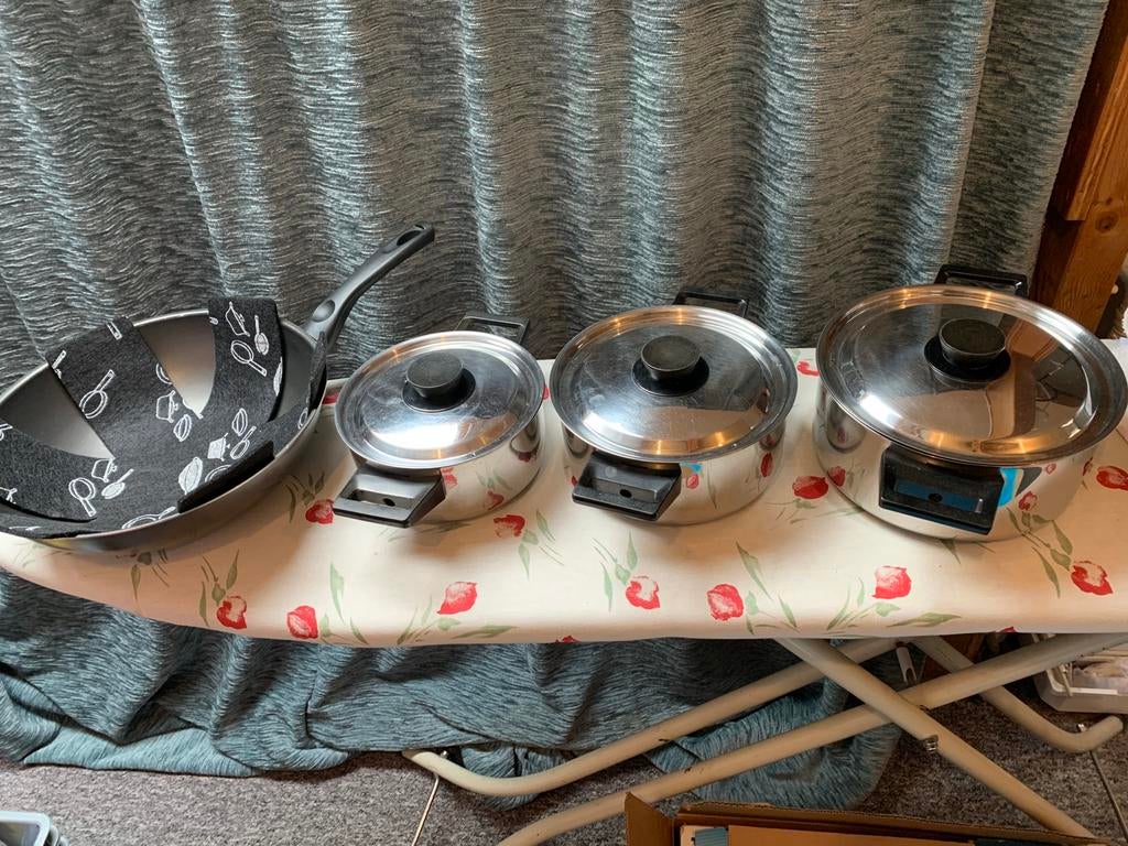 Drie pannen 18 / 20 en 22 cm en wokpan, Ophalen, Zo goed als nieuw, Rvs, Pannenset