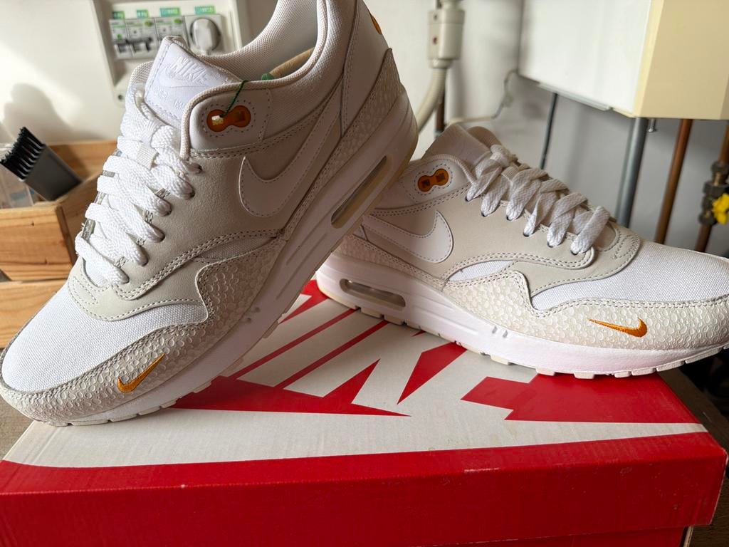 Nike Air Max 1 Kumquat - Maat 42 - Nieuw in doos, Kleding | Heren, Schoenen, Ophalen of Verzenden, Nieuw, Wit, Sneakers of Gympen
