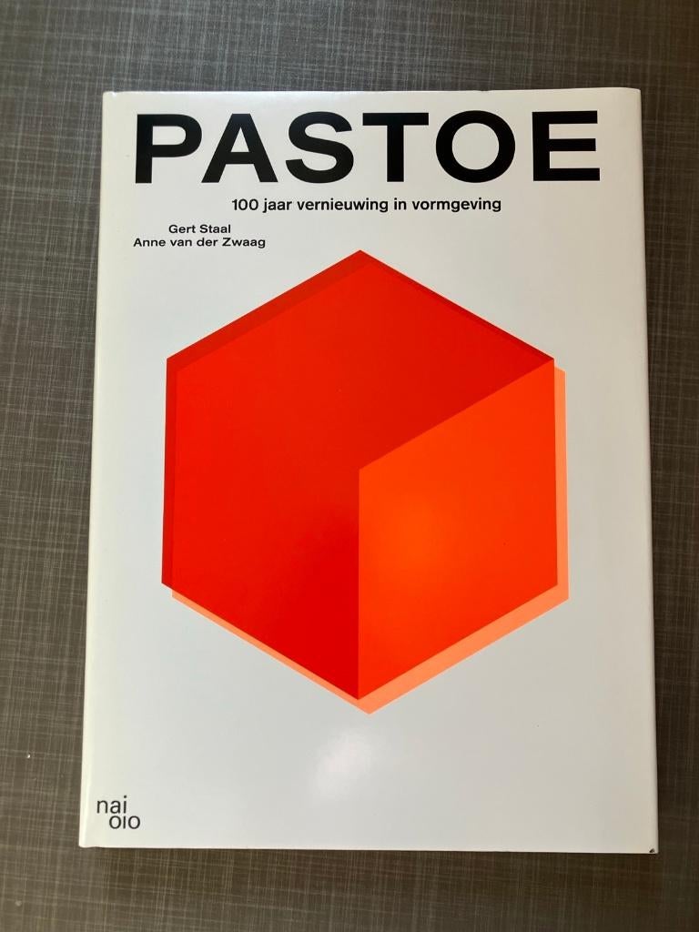 Pastoe - 100 jaar vernieuwing in vormgeving, Boeken, Gert Staal & Anne van der Zwaag, Ophalen of Verzenden, Zo goed als nieuw