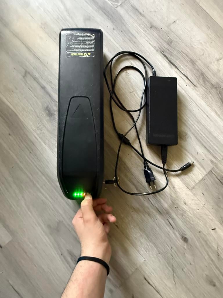 V8 fatbike accu met slotsleutel en lader, Ophalen of Verzenden