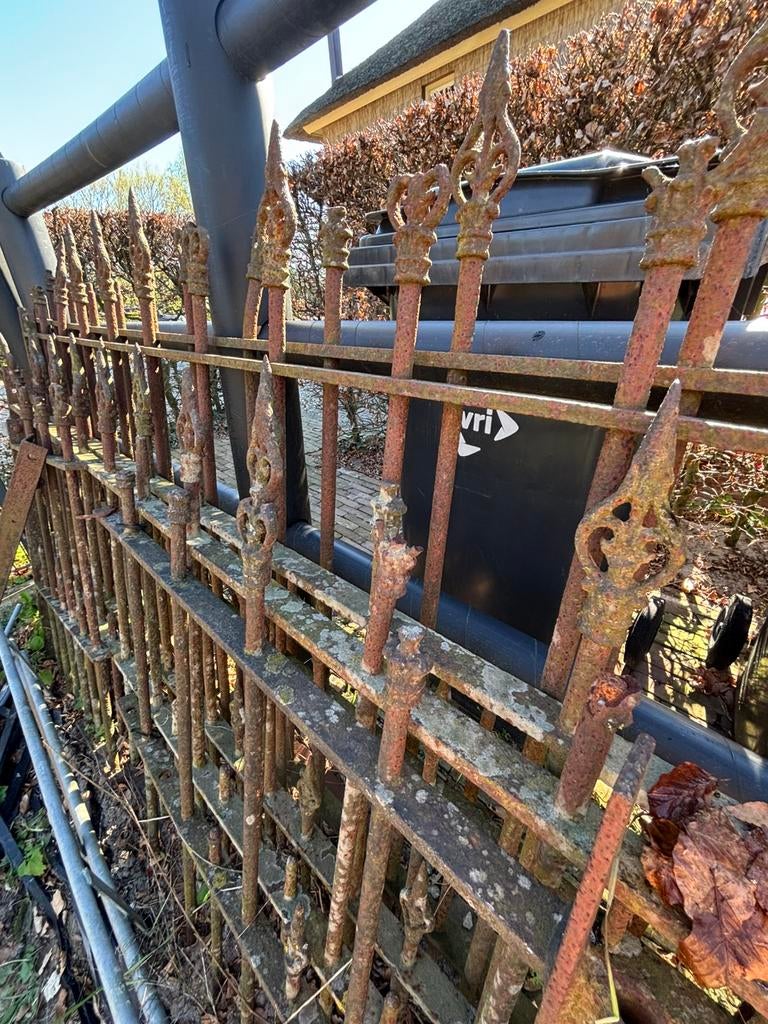 Gietijzeren hek 4 stukken van plus minus 10 meter, Ophalen, IJzer, Sierhekwerk
