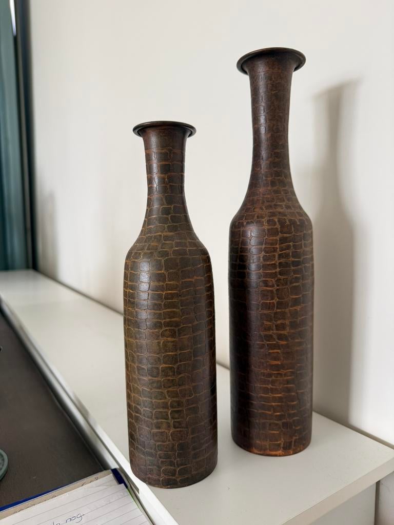 2 mooie bruine bewerkte vazen, Huis en Inrichting, Woonaccessoires | Vazen, Overige kleuren, Ophalen of Verzenden, Minder dan 50 cm