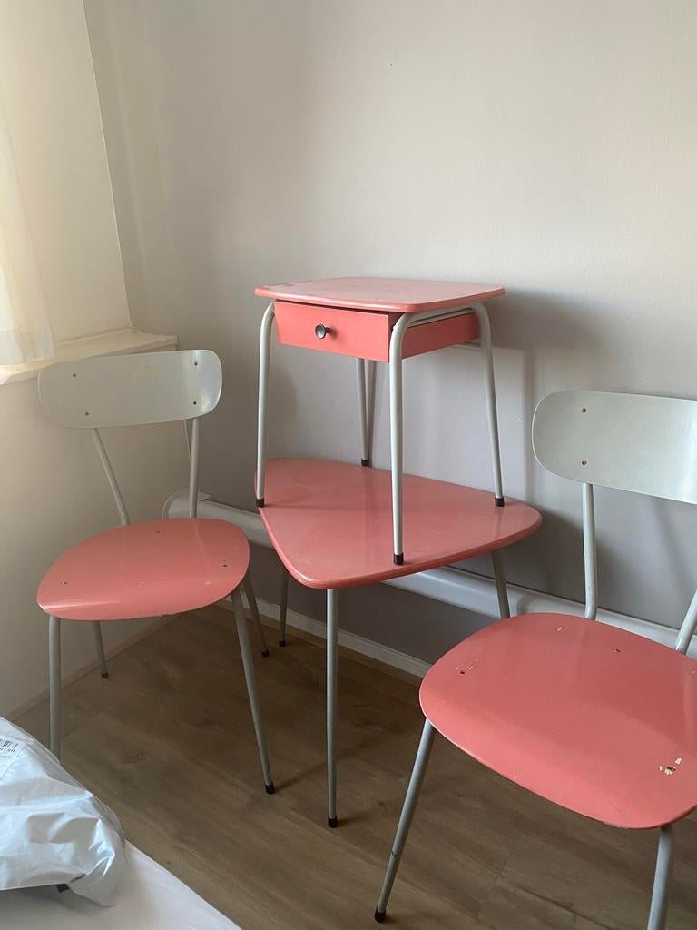 roze en grijs stoelen, tafeltje, nachtkastje Rietveld, Huis en Inrichting, Slaapkamer | Nachtkastjes, Ophalen, Gebruikt, Minder dan 45 cm