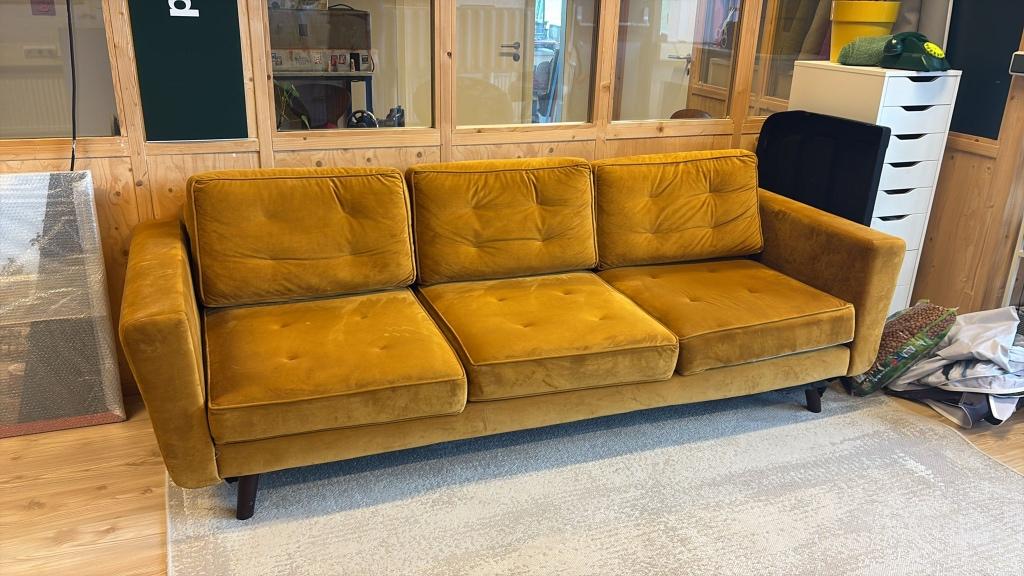 Oker gele driezitsbank velvet stof, Huis en Inrichting, Banken | Bankstellen, Ophalen, Gebruikt, Driepersoons, 75 tot 100 cm