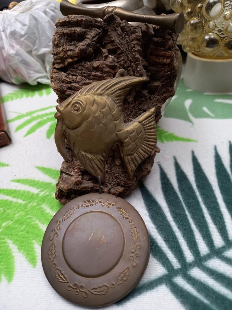 Kleine oude messing gong die aan een kurken wandplaat hangt., Ophalen of Verzenden, Koper