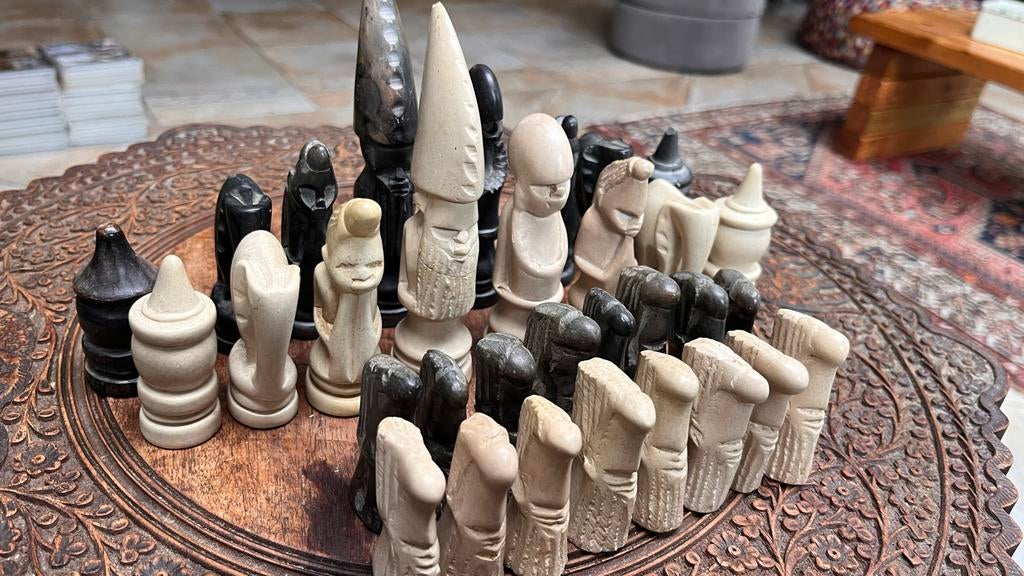 Uniek handgesneden schaakspel - Afrikaanse stijl, Een of twee spelers, Ophalen of Verzenden, Zo goed als nieuw