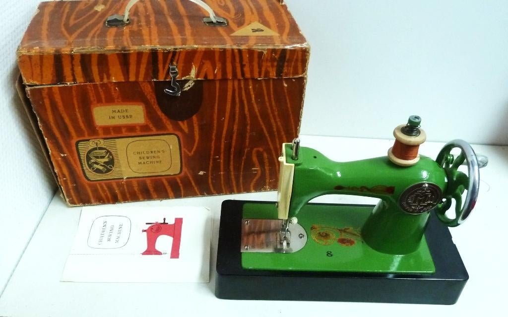 Naaimachientje Metaal en Bakeliet Made in USSR  met doos, Ophalen of Verzenden