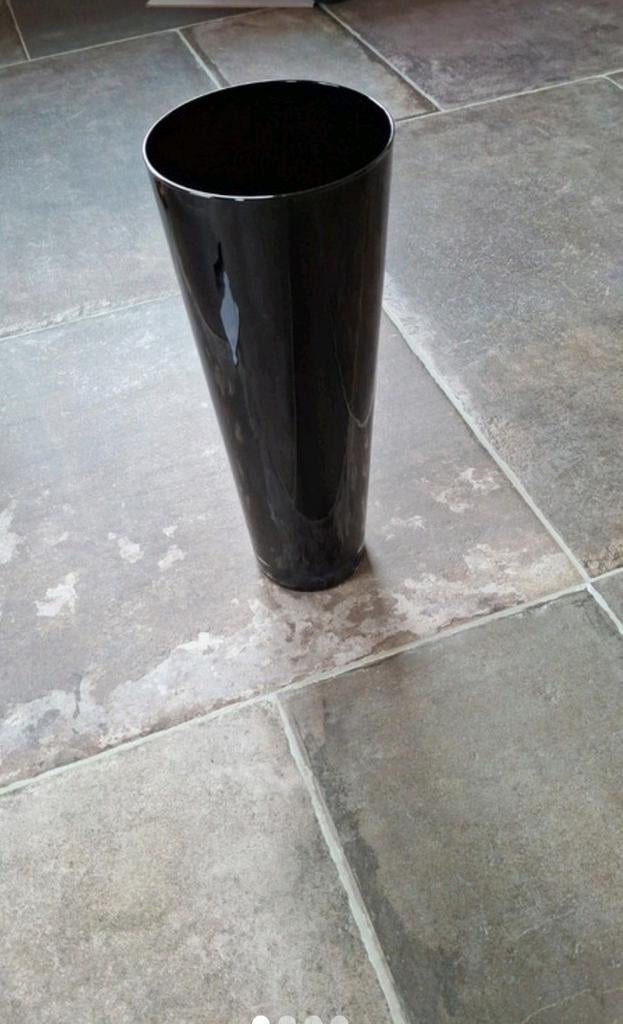 Mooie zwarte vaas van Intratuin, Steen, Zwart, Ophalen of Verzenden, Zo goed als nieuw