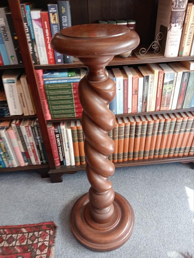 Antieke houten piëdestal gedraaide zuil in Nieuwstaat