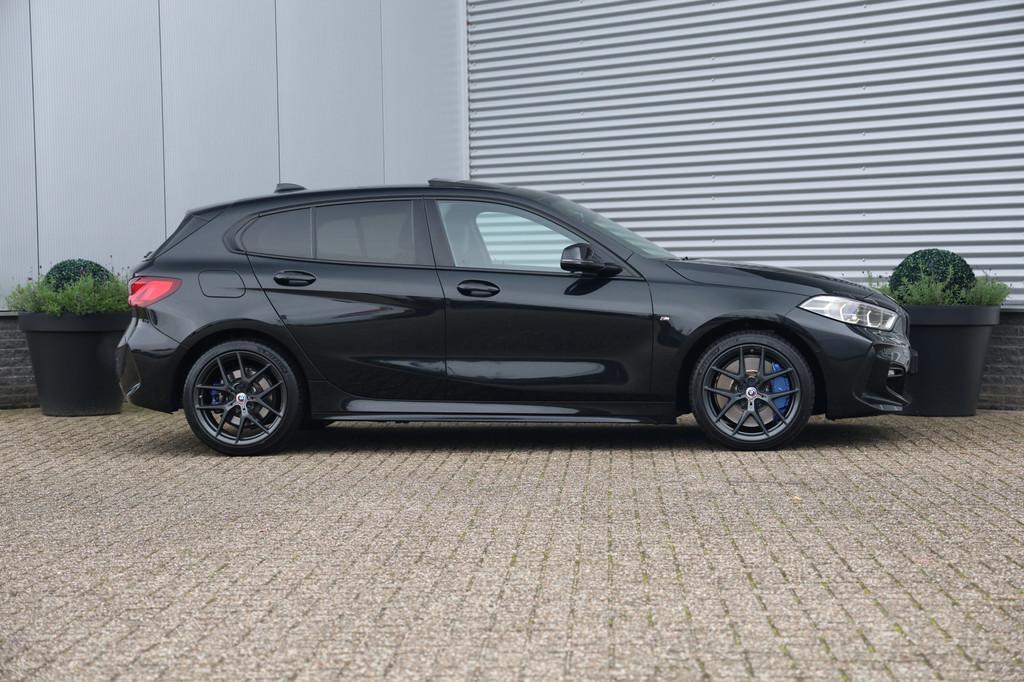 BMW 1-serie 118i M-Sport Aut. NAP|Pano|Stoelvw|Cam|Trekhaak|, 136 pk, Gebruikt, Lichtsensor, Zwart