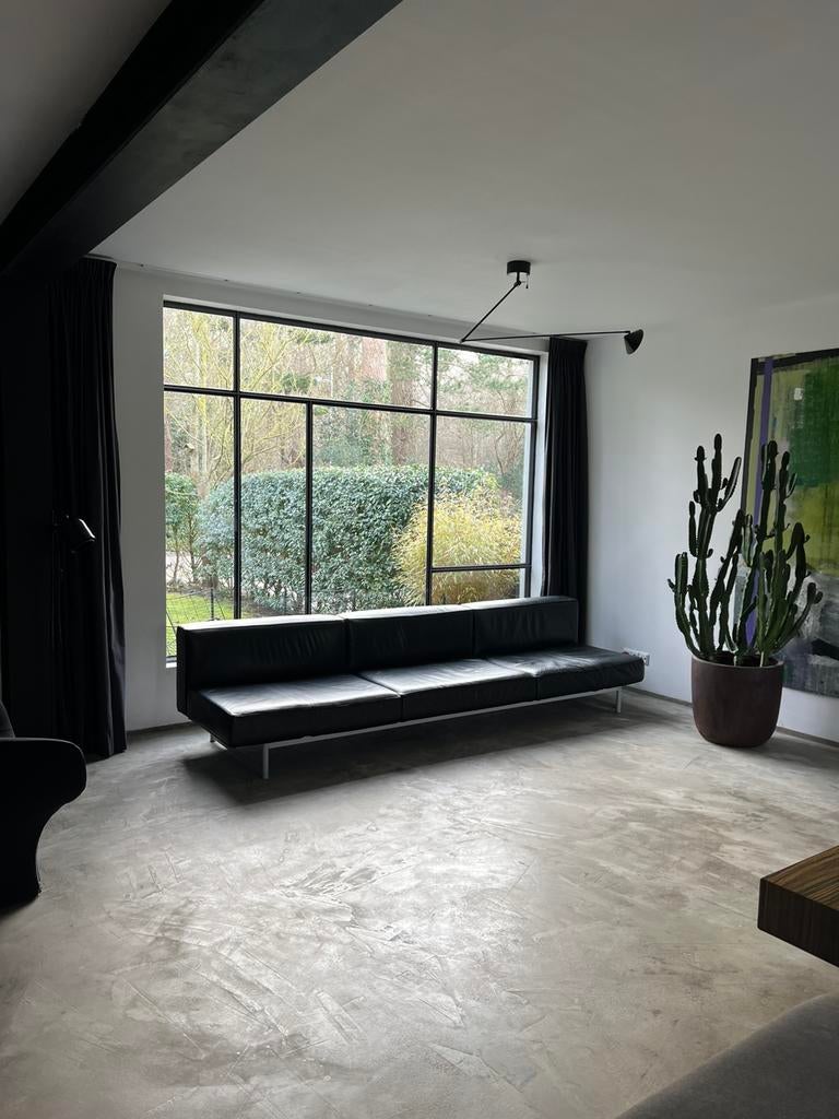 Design zwarte lederen bank van het merk Cassina, Ophalen of Verzenden, Zo goed als nieuw, 75 tot 100 cm