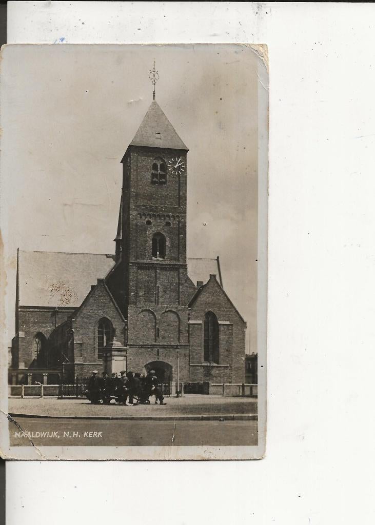 Naaldwijk NH Kerk Dorpsgenoten op een bank Jos Pe, Ophalen of Verzenden, 1940 tot 1960, Gelopen, Zuid-Holland