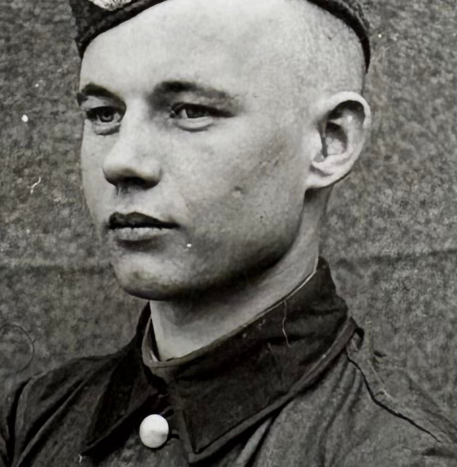 Zwart-wit foto van soldaat met pet, Verzamelen, Militaria | Tweede Wereldoorlog, Ophalen of Verzenden, Overige soorten, Overige gebieden