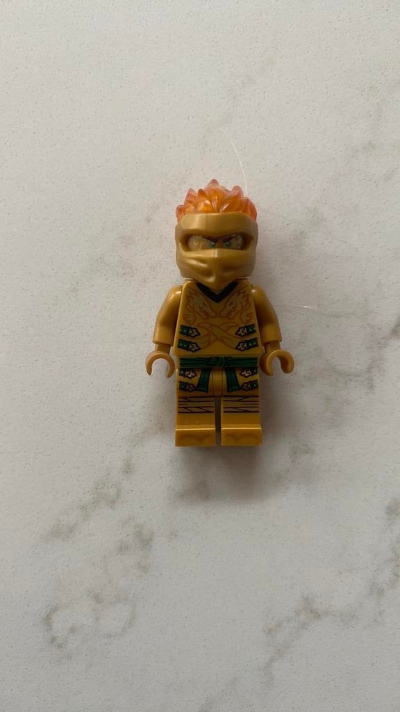 Lego Ninjago poppetje goud, Verzamelen, Speldjes, Pins en Buttons, Ophalen of Verzenden, Zo goed als nieuw