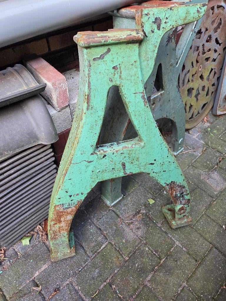 Gietijzeren machine poten, Ophalen