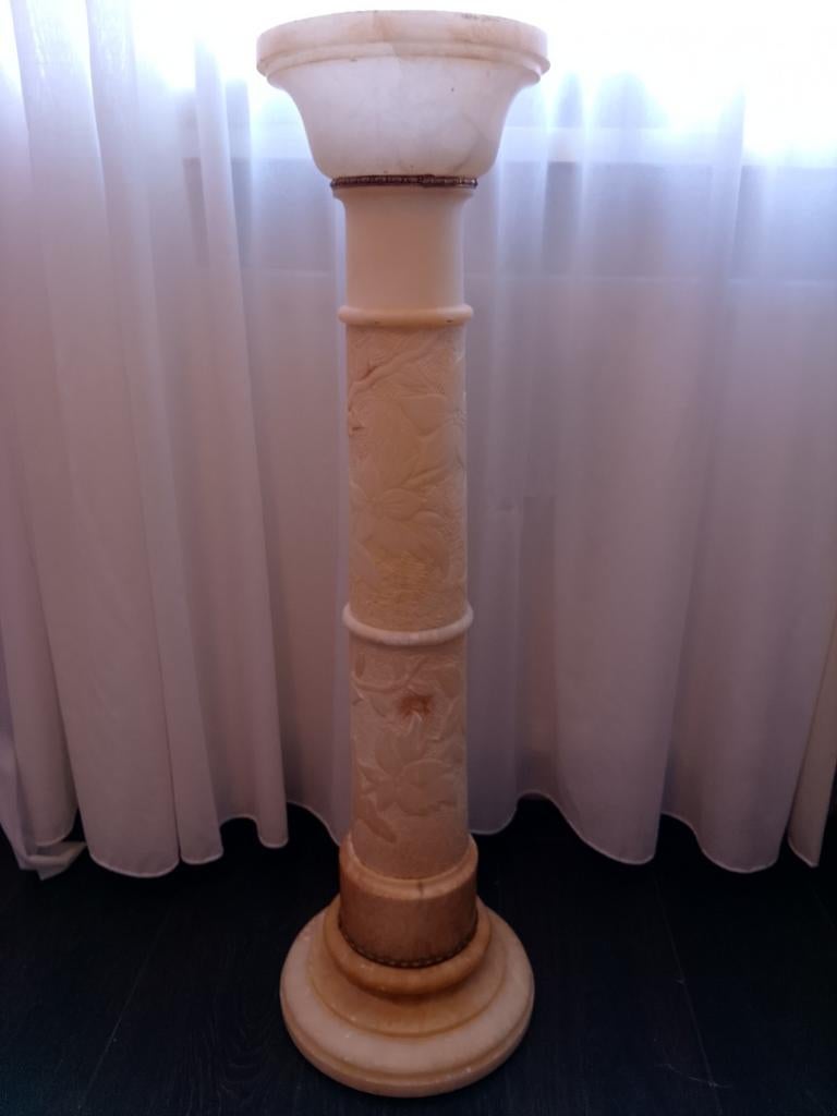 Marmeren sokkel met bloemen en messing, Ophalen, Gebruikt, Beige, Brocante