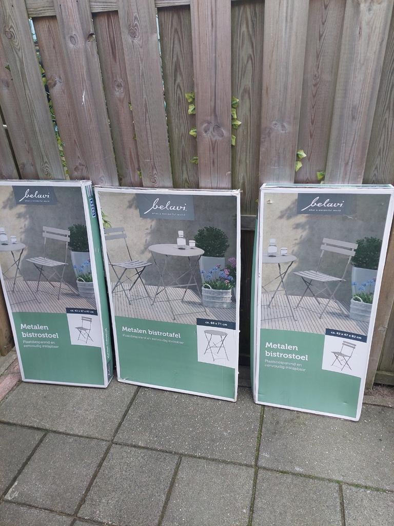 Nieuwe Belavi metalen bistrotafel en bistrostoele, Ophalen