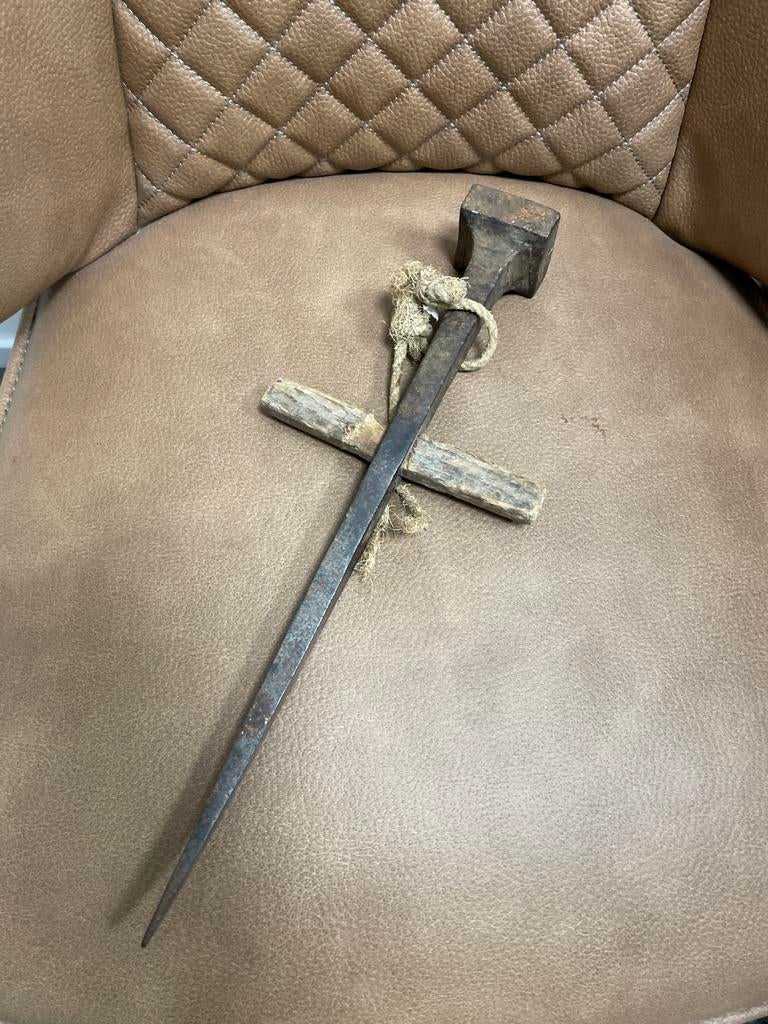 Antieke handgesmeed instrument voor slijpen van zeis., Ophalen of Verzenden