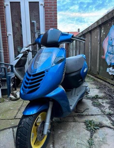 2x aprilia sonic 50cc, Ophalen of Verzenden, Zo goed als nieuw, Benzine, Overige modellen