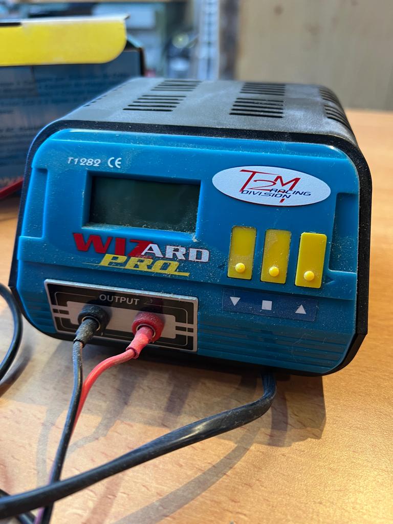 snellader 12/220V, Ophalen of Verzenden, Zo goed als nieuw, Overige schalen, Onderdeel