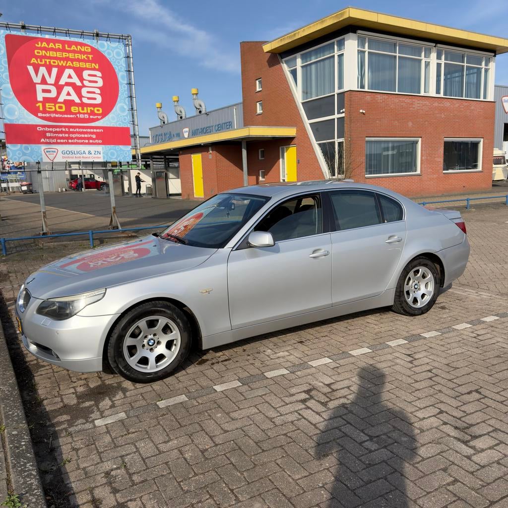 BMW 5-Serie 2.5 I 523 AUT 2005 Grijs, Auto's, Automaat, Achterwielaandrijving, 1800 kg, 2497 cc