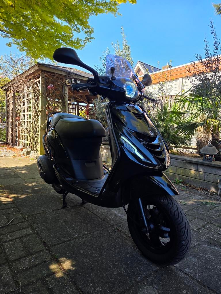 Piaggio Zip 2021 BROM full option! (Geel kenteken scooter), Ophalen of Verzenden, Zo goed als nieuw, Benzine, Zip