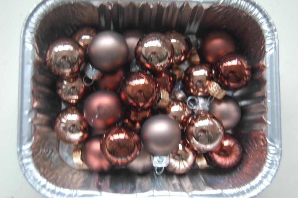 Een BAKJE met ca 47 kleine bruine kerstballen, Ophalen of Verzenden, Zo goed als nieuw