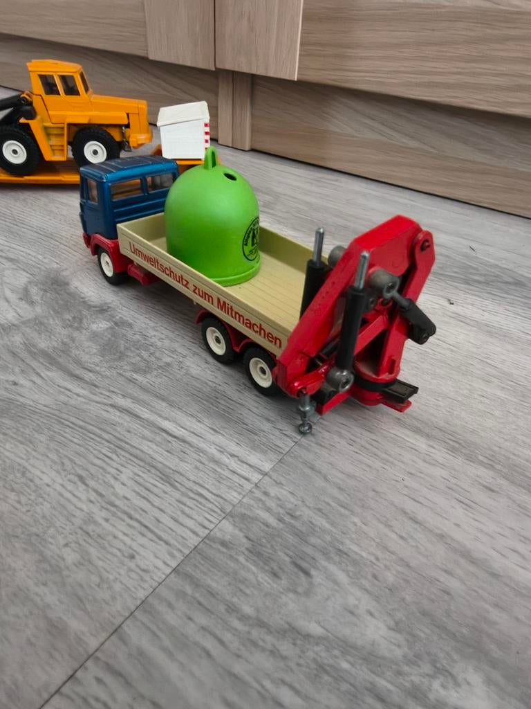 SIKU auto met kraan en afvalcontainer, Kinderen en Baby's, Speelgoed | Speelgoedvoertuigen, Ophalen