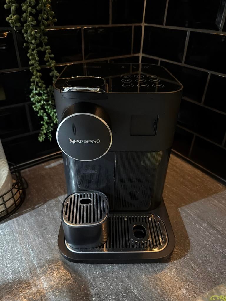 Nespresso De'Longhi koffiemachine met melkschuimer, Stoompijpje, Koffiepads en cups, Gebruikt, Koffiemachine