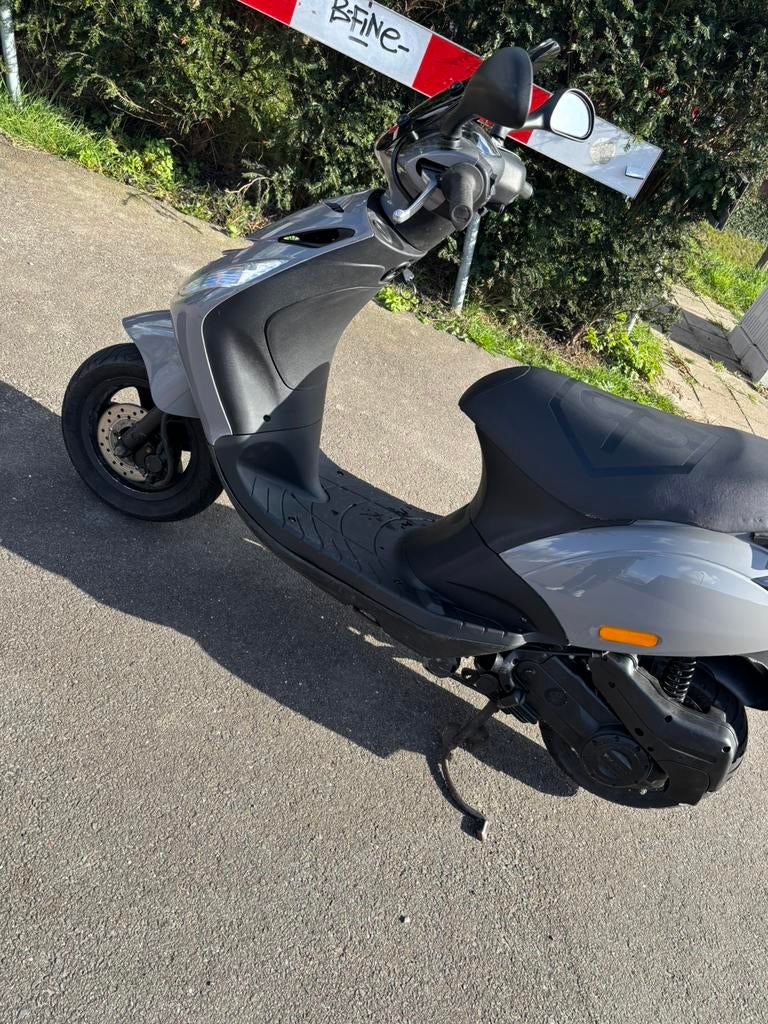 Mooie piaggio zip 2015, Fietsen en Brommers, Scooters | Piaggio, Ophalen of Verzenden, Zo goed als nieuw, Benzine, Zip