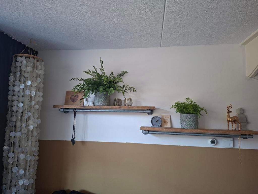 Wandplanken van steigerhout met steigerbuizen, Ophalen